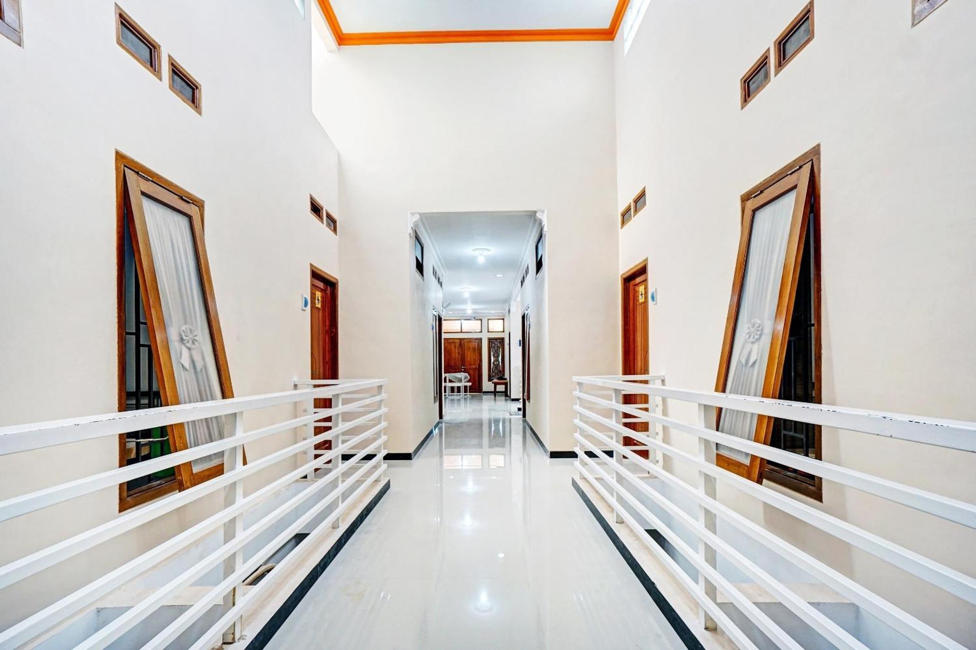 Avisha Guest House Syariah Malang Exterior photo